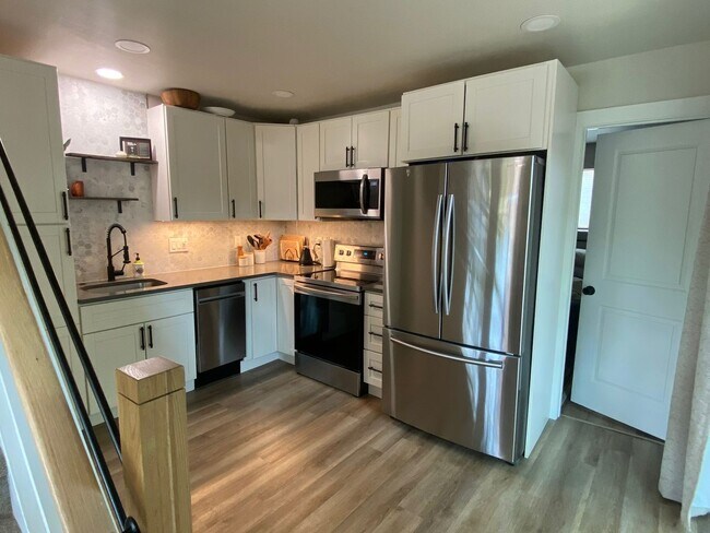 Foto del edificio - Charming 2-bed, 1-bath home in Sunnyside neighborhood, with private fenced backyard.