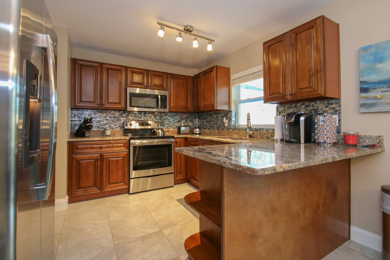 Primary Photo - 6007 N Himes Ave