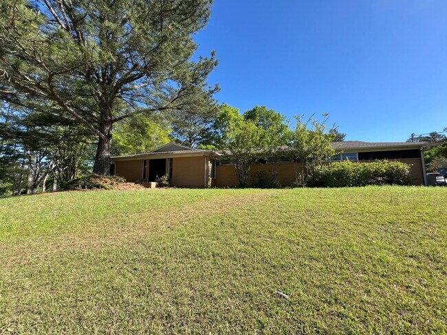 Building Photo - Spacious Single-Family Home in Country Clu...