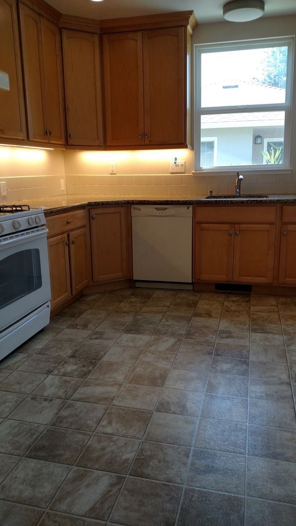 Building Photo - Updated Vintage Charm in Downtown Menlo Park