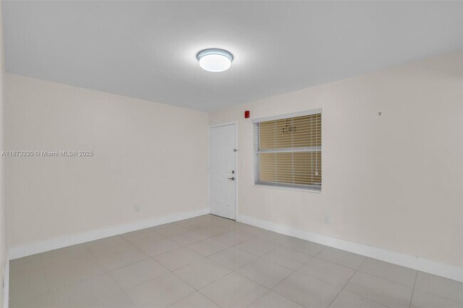 Foto del edificio - 241 S Royal Poinciana Blvd