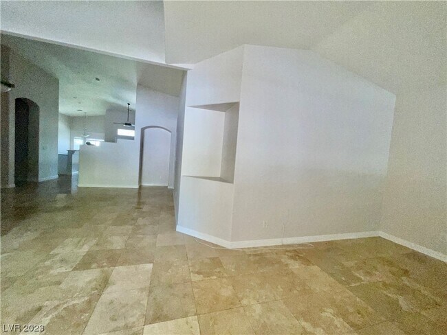 Building Photo - 2167 Handel Ave