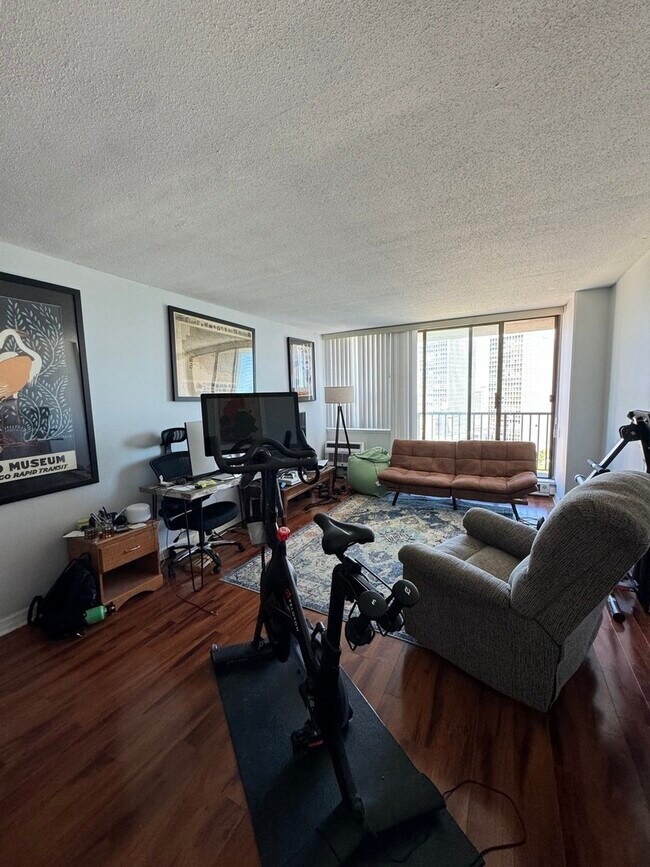 Foto del edificio - 2740 N Pine Grove Ave
