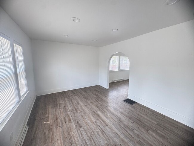 Building Photo - Adorable 3 bedroom home with central air a...