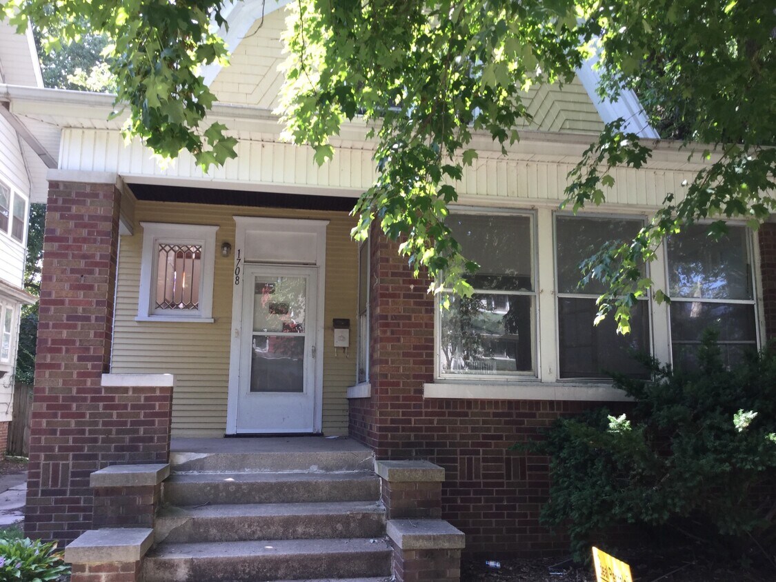 Primary Photo - 1708 W Ayres Ave