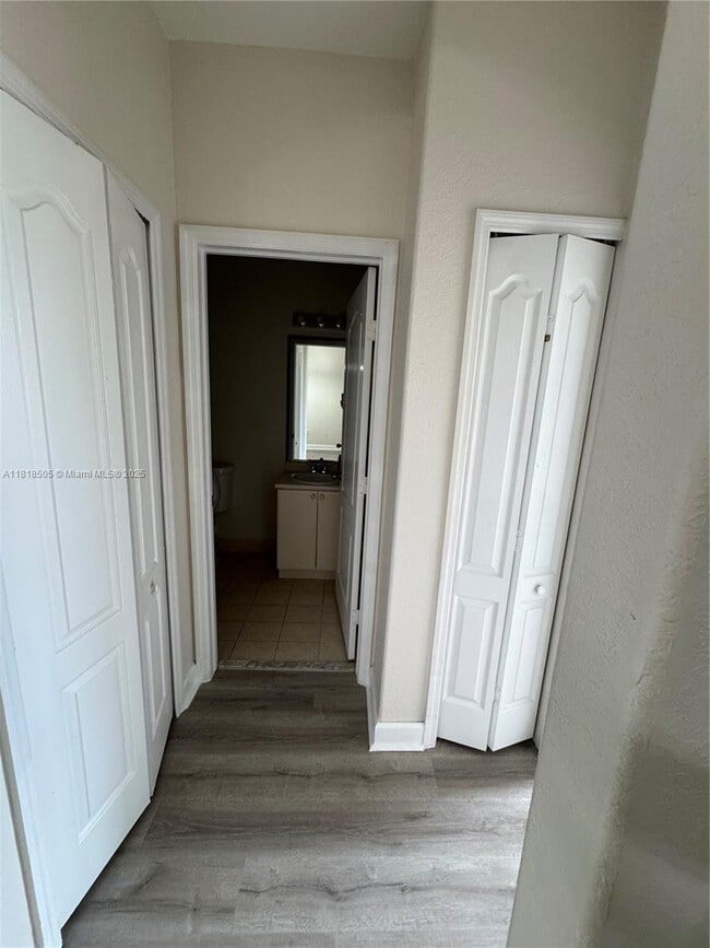 Foto del edificio - 1536 SE 25th St