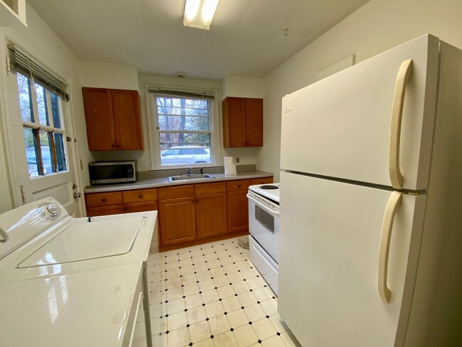 Building Photo - Charming 2 Bedroom Cottage in Green hills