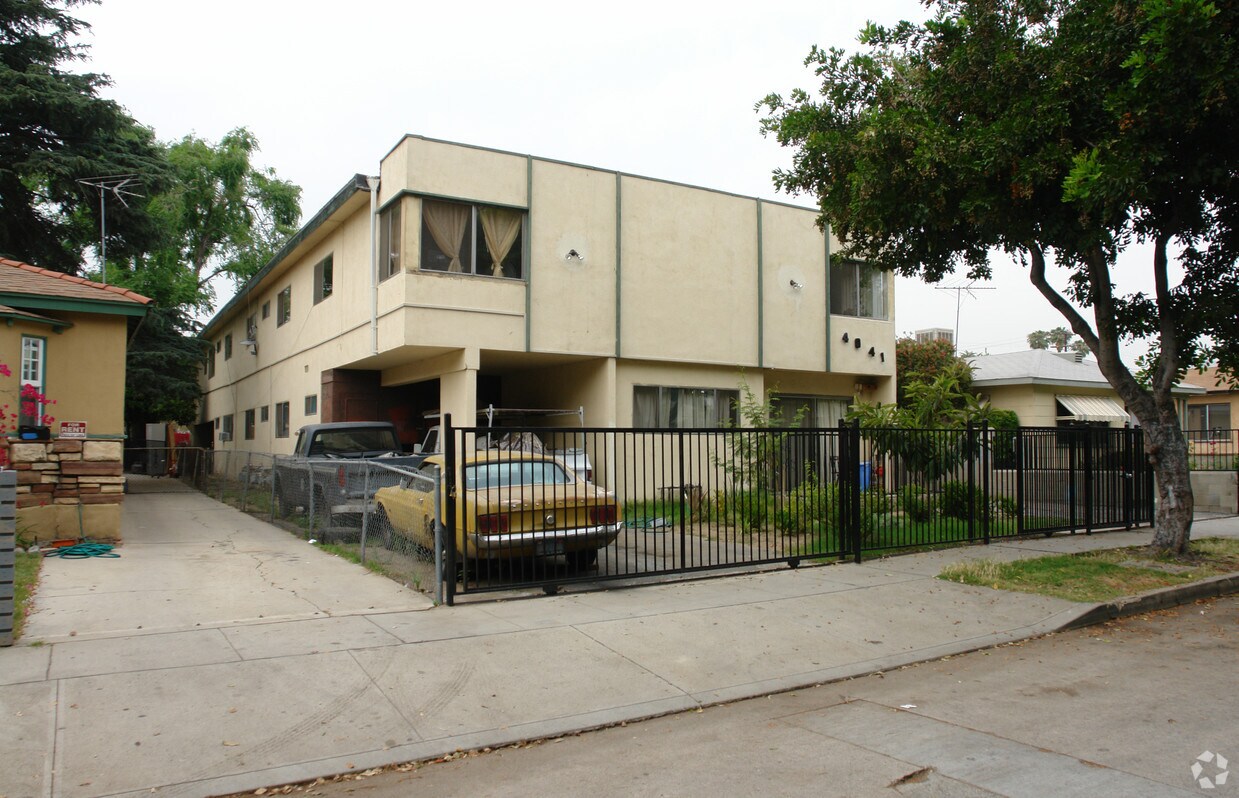 Building Photo - 4041 Baywood St