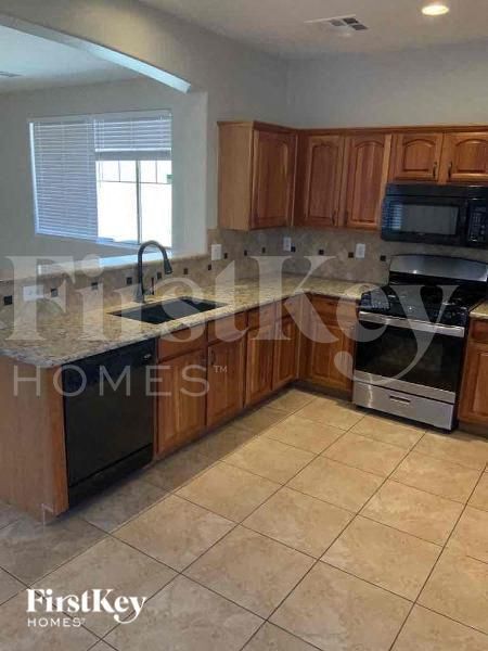 Foto del edificio - 15136 West Windrose Drive