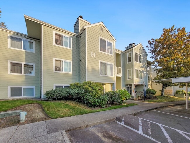 Building Photo - Renton Ridge top unit is available. Great ...