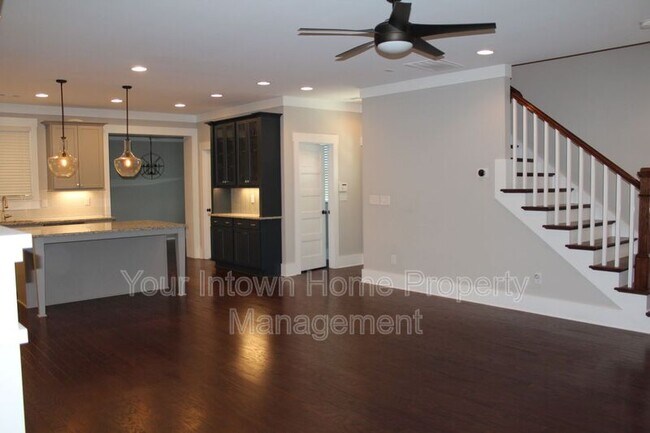 Photo - 137 Flora Ave NE House