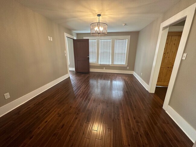 Foto del edificio - Remodeled 2 Bedroom Apartment