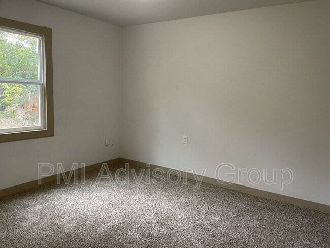 Building Photo - 3312 SE Girard St