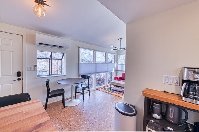 Foto del edificio - Fully Furnished Beautiful One bedroom Cottage available for a short term lease in November