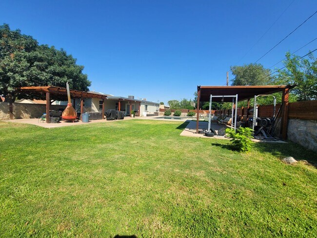 Foto del edificio - Rental with a Pool