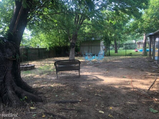 Building Photo - 4 br, 2 bath House - 303 Carter Dr