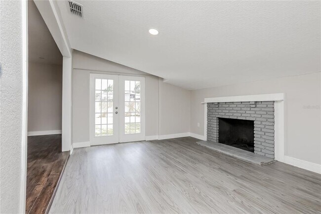 Foto del edificio - 5709 Ridgeway Dr