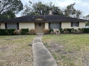 Building Photo - 803 Golf Ct
