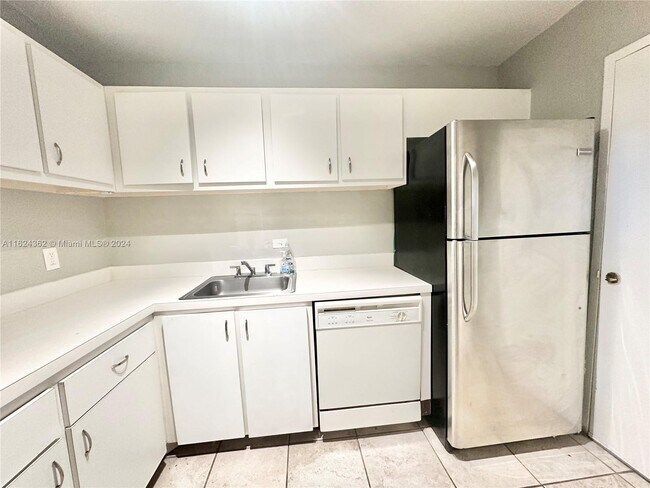 Foto del edificio - 6890 N Kendall Dr