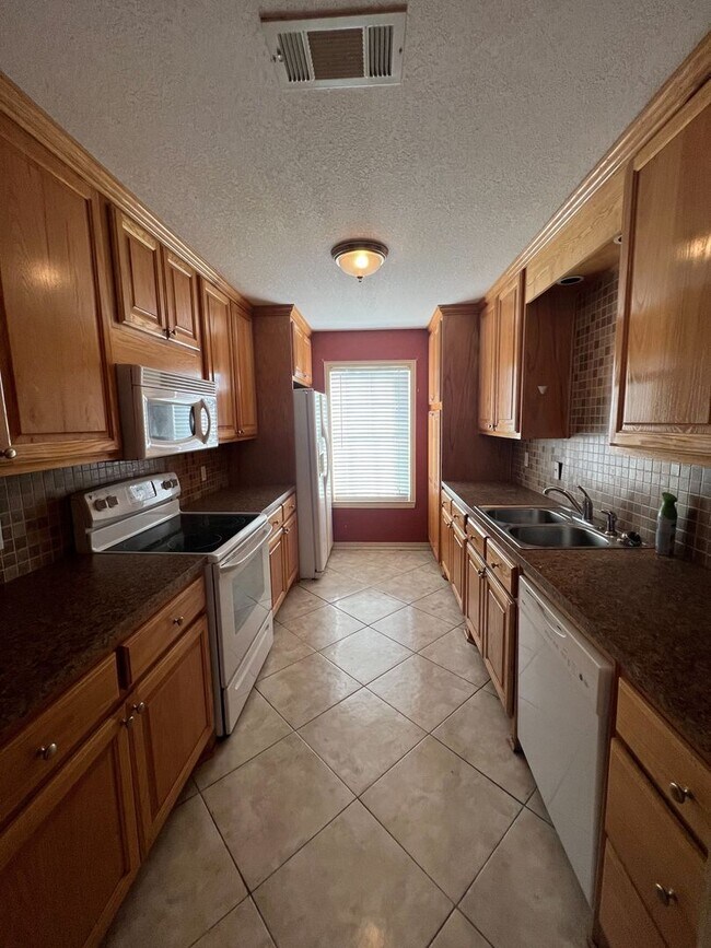 Foto del edificio - 2 bed, 1.5 bath beautiful townhouse