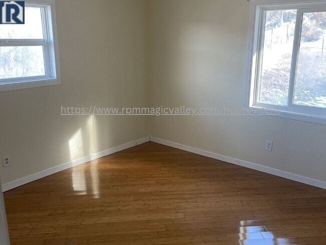 Building Photo - Charming 3 Bed 2 Bath On a Large Lot