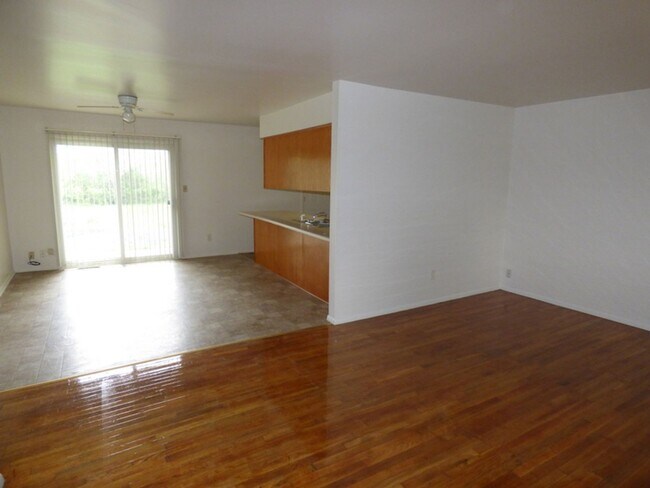 Building Photo - 424 W Cox Drive - Spacious Two Bedroom Ran...