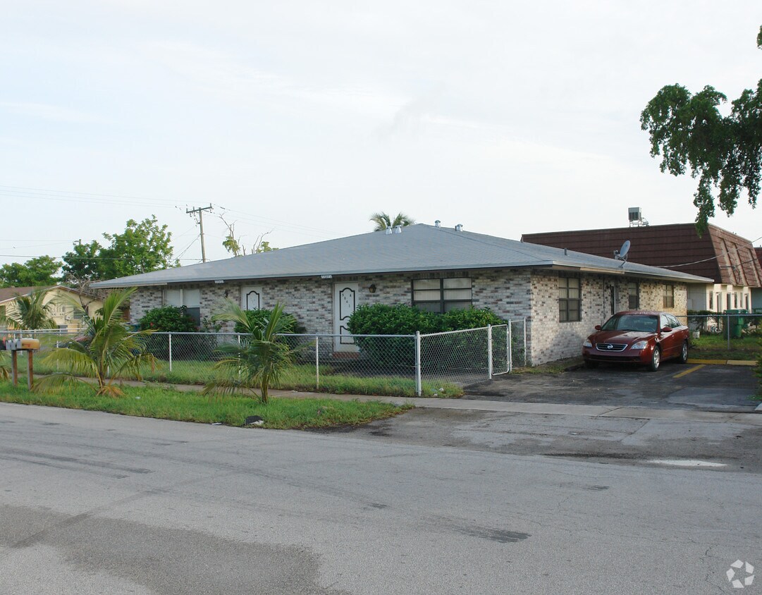 Building Photo - 5841 NW 19th St