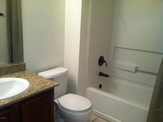 Building Photo - Eastside 3 Bedroom