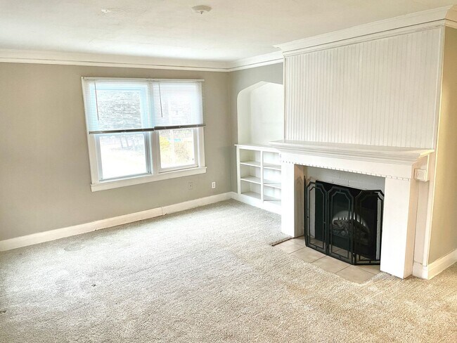 Building Photo - 2230 Riverside Dr NE