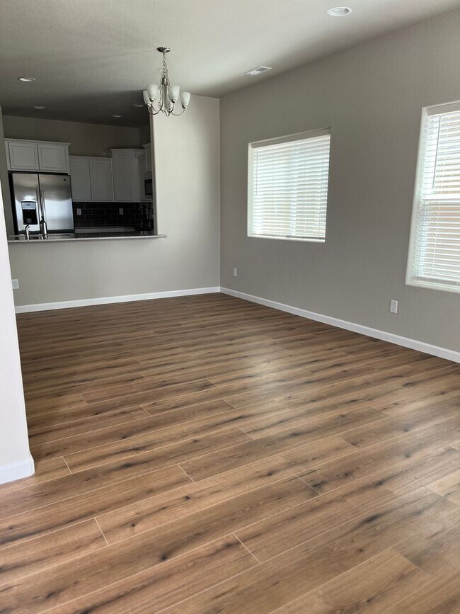 Foto del edificio - NEWER END UNIT TWO STORY TOWNHOME WITH A/C...