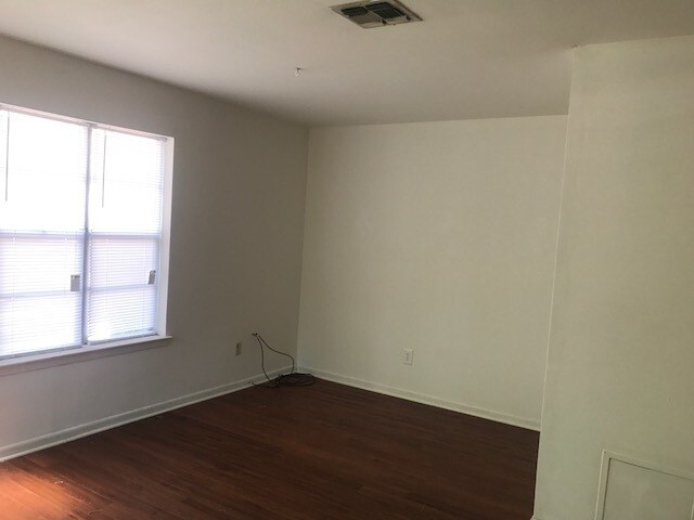 Foto del edificio - Bryan - 1 bedroom / 1 bath / 4plex