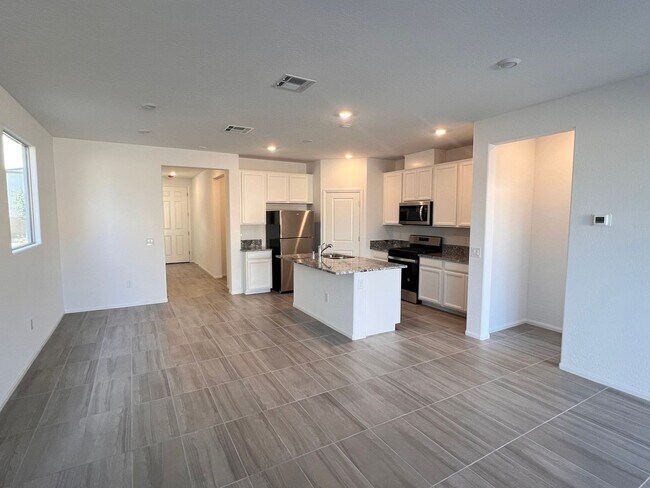 Foto del edificio - Brand New Home - Downstairs Primary Bedroo...