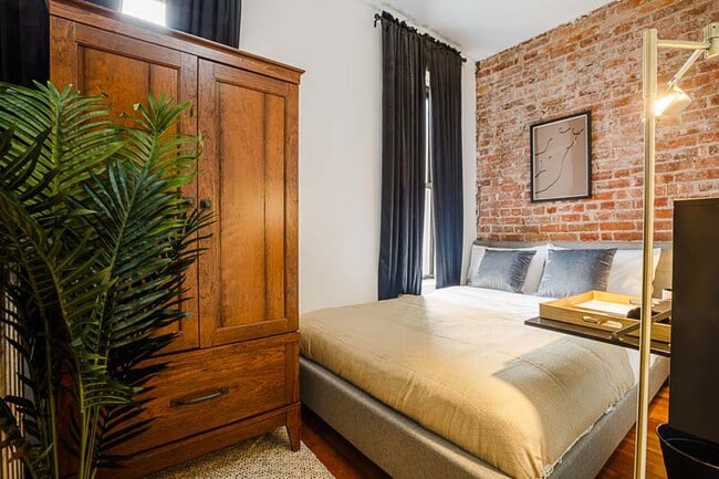 Building Photo - 213 Avenue Of The Americas Ave