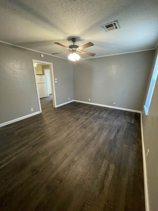 Building Photo - Super cute and spacious!