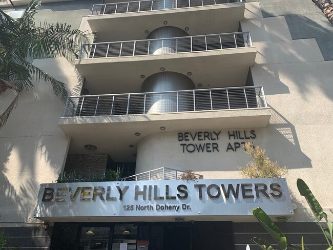 Building Photo - 125 N Doheny Dr