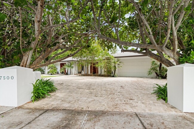 Building Photo - 7500 S Flagler Dr