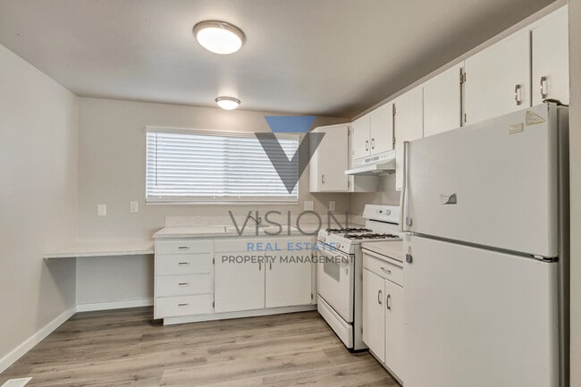 Building Photo - 528 200 E