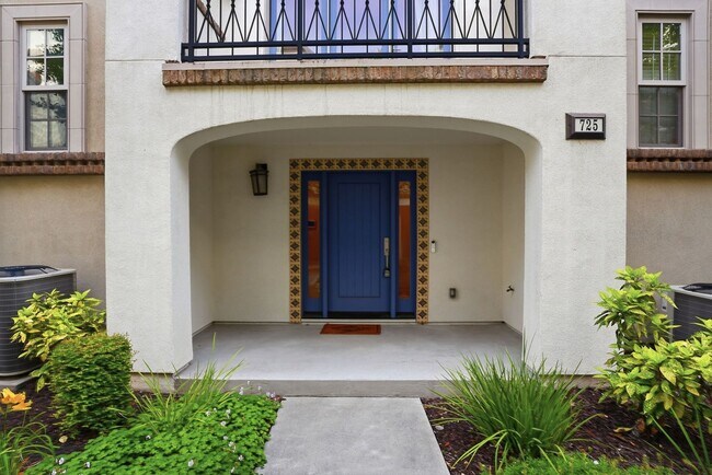Building Photo - Gorgeous 2 Bed, 2.5 Bath Townhome in Exclusive Reflection Community!