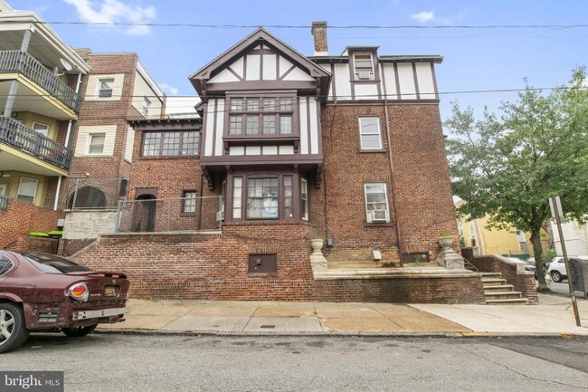 Building Photo - 613 W 10th St