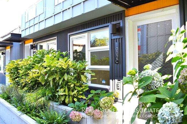 Building Photo - 1002 NE 112th St