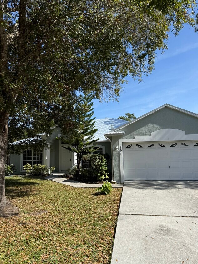 Foto principal - 781 NW Grenada St