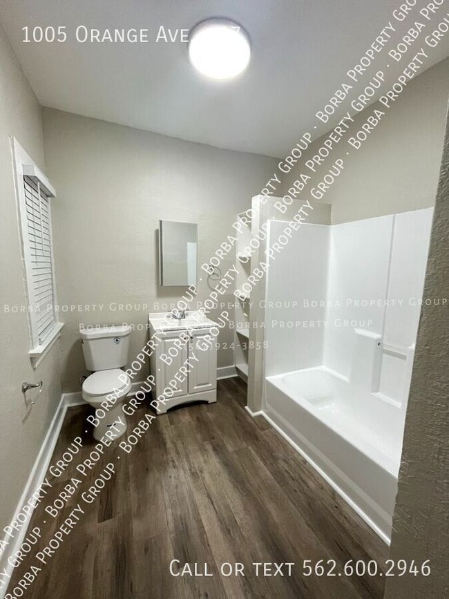 Building Photo - **1ST MONTH RENT FREE** UPSTAIRS STUDIO AP...