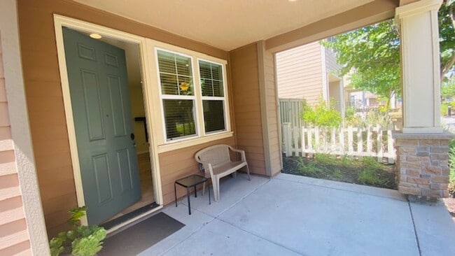 Building Photo - Charming Tri-Level, 3BD/3.5BA + Loft SFR i...