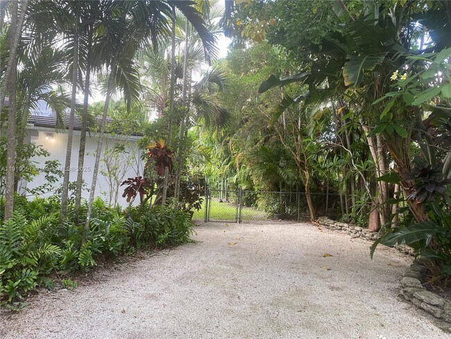 Foto del edificio - 350 Hibiscus Dr