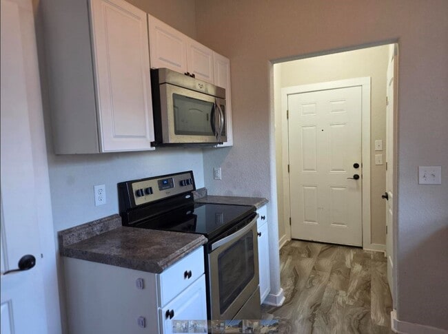 Building Photo - 205 Ivy Ln