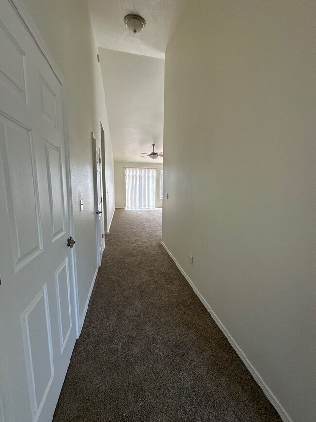 Foto del edificio - 5096 Larch Ln