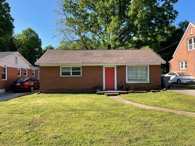 Foto del edificio - Adorable 3 bedroom 2 bath Ranch style home...