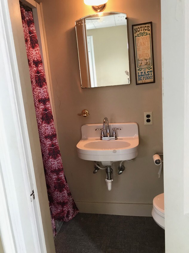 bathroom - 229 W Mansfield St