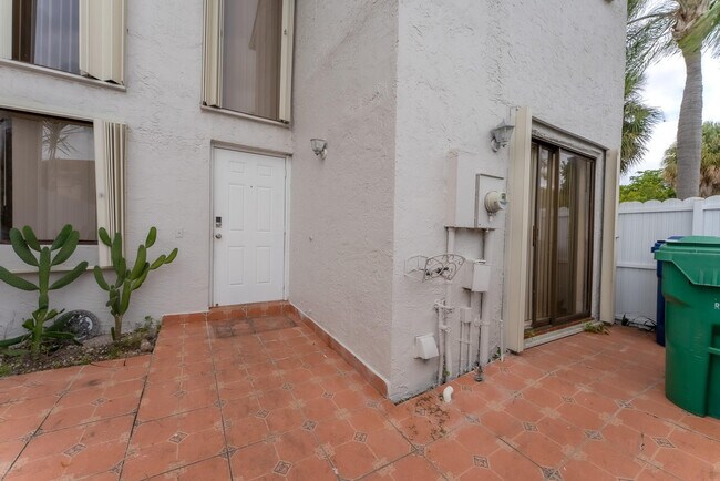 Foto del edificio - 626 NE 195th St