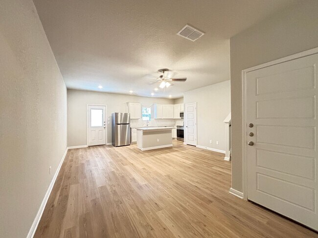 Building Photo - Modern 3 Bd 2.5 Full Bath Townhouse Near U...